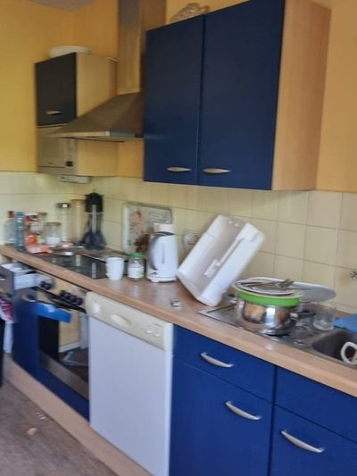 Vorher: volle Einbauküche mit Geschirr und Geräten vor der Küchenentrümpelung in Niedernhausen